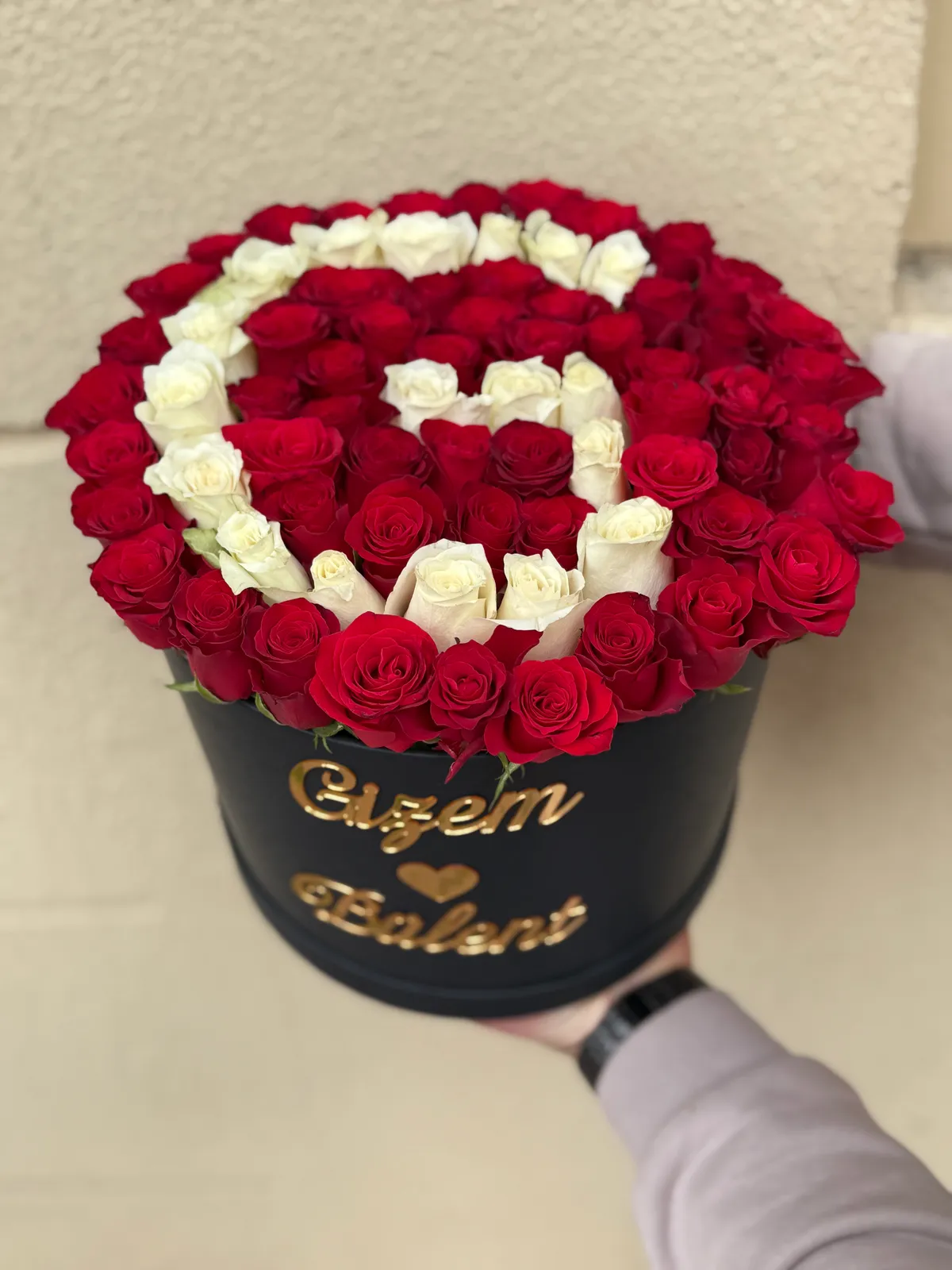 Kutuda Baş Harf beyaz Ve kırmızı Güller  2