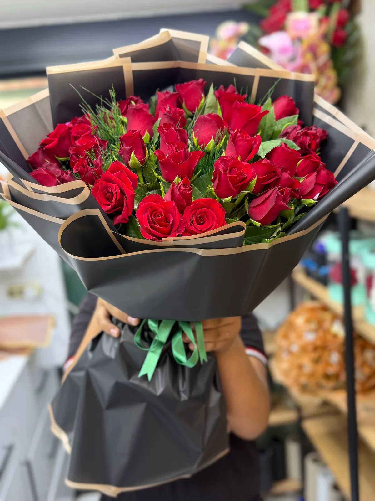 40 Lı Siyah Bukette Kırmızı Gül  2