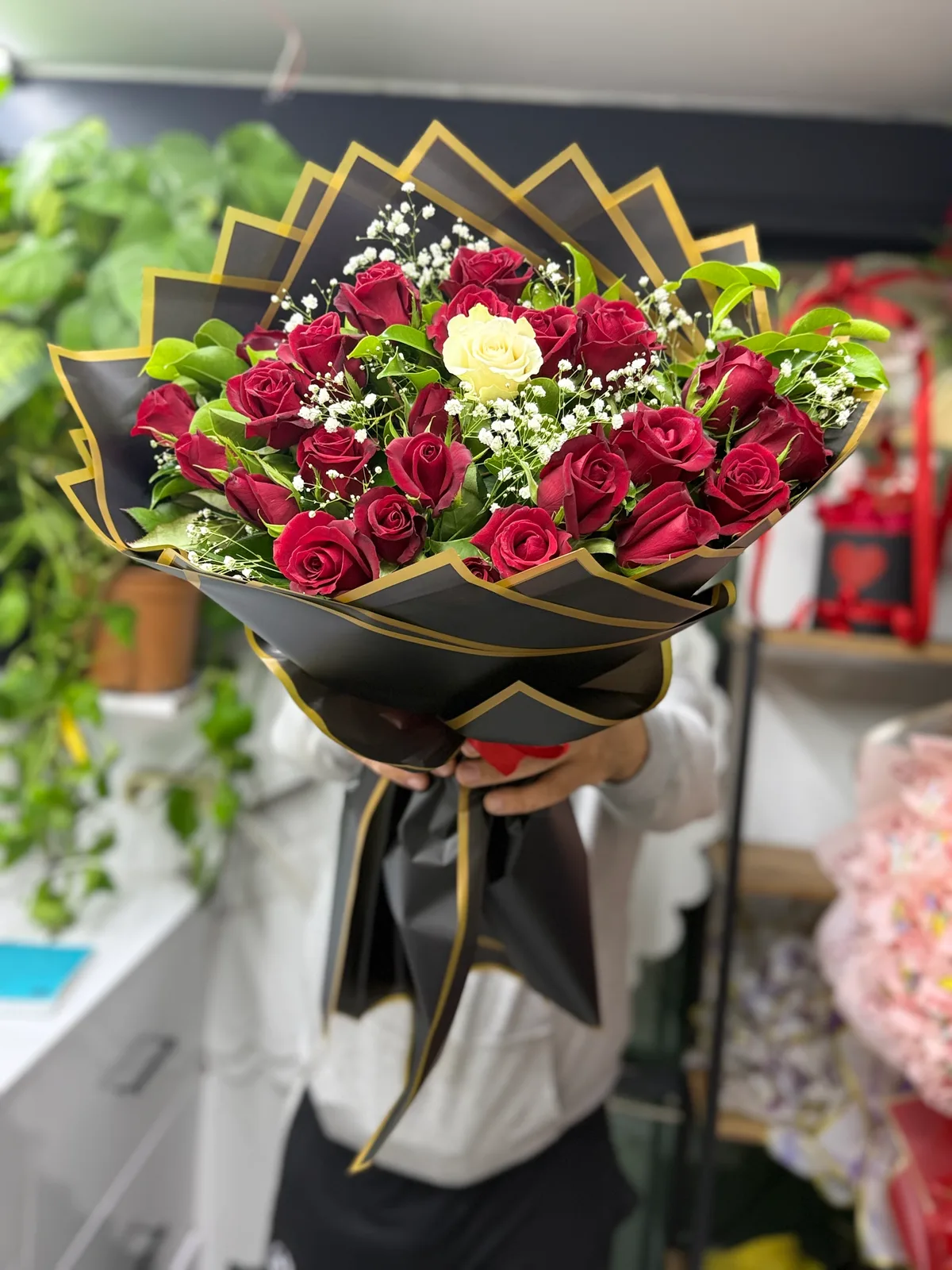 25 gül ve 1 beyaz gül Siyah bukette
