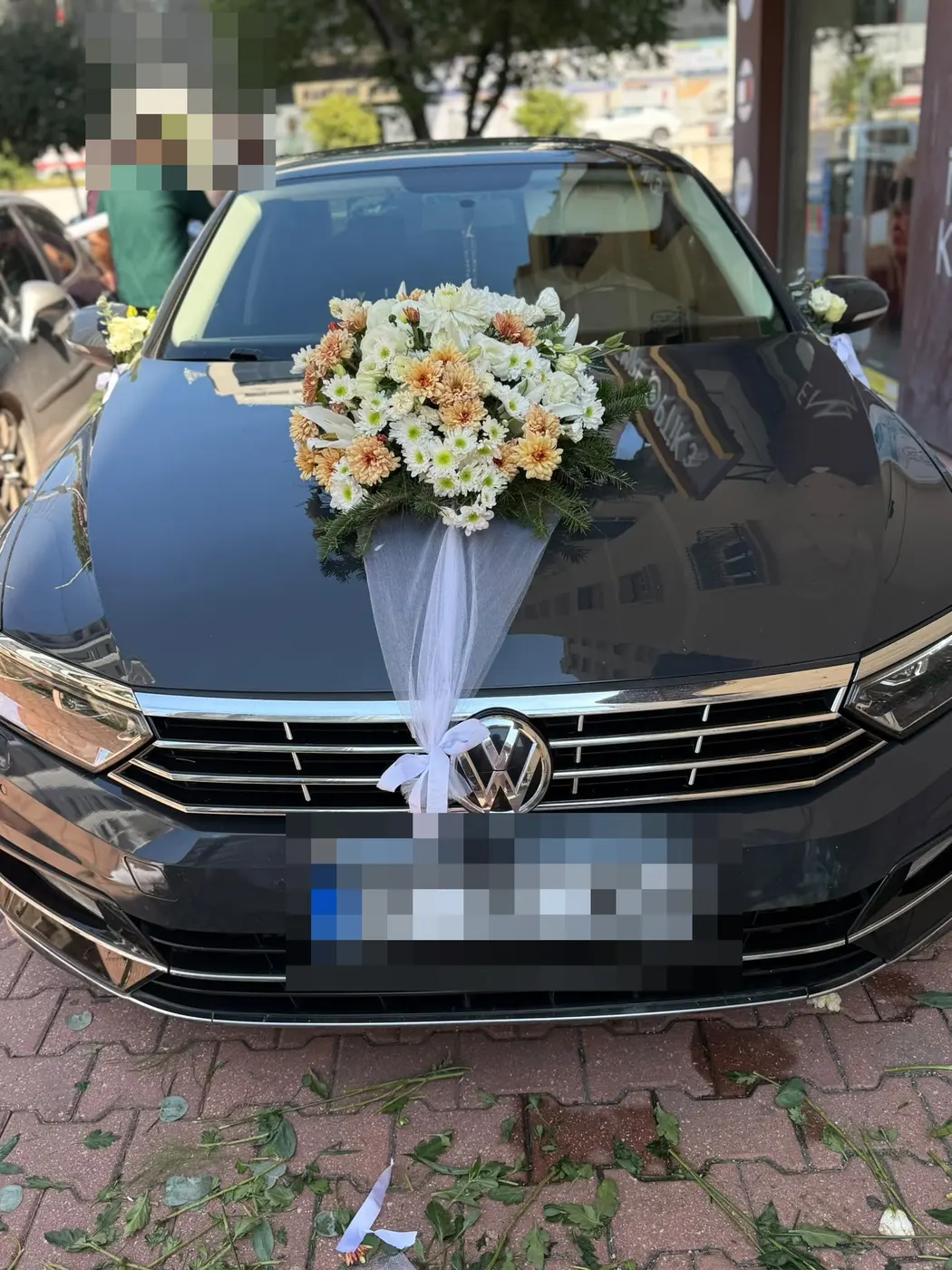 Siyah VW aracın ön kaputunda beyaz krizantem demeti ve tül fiyonk