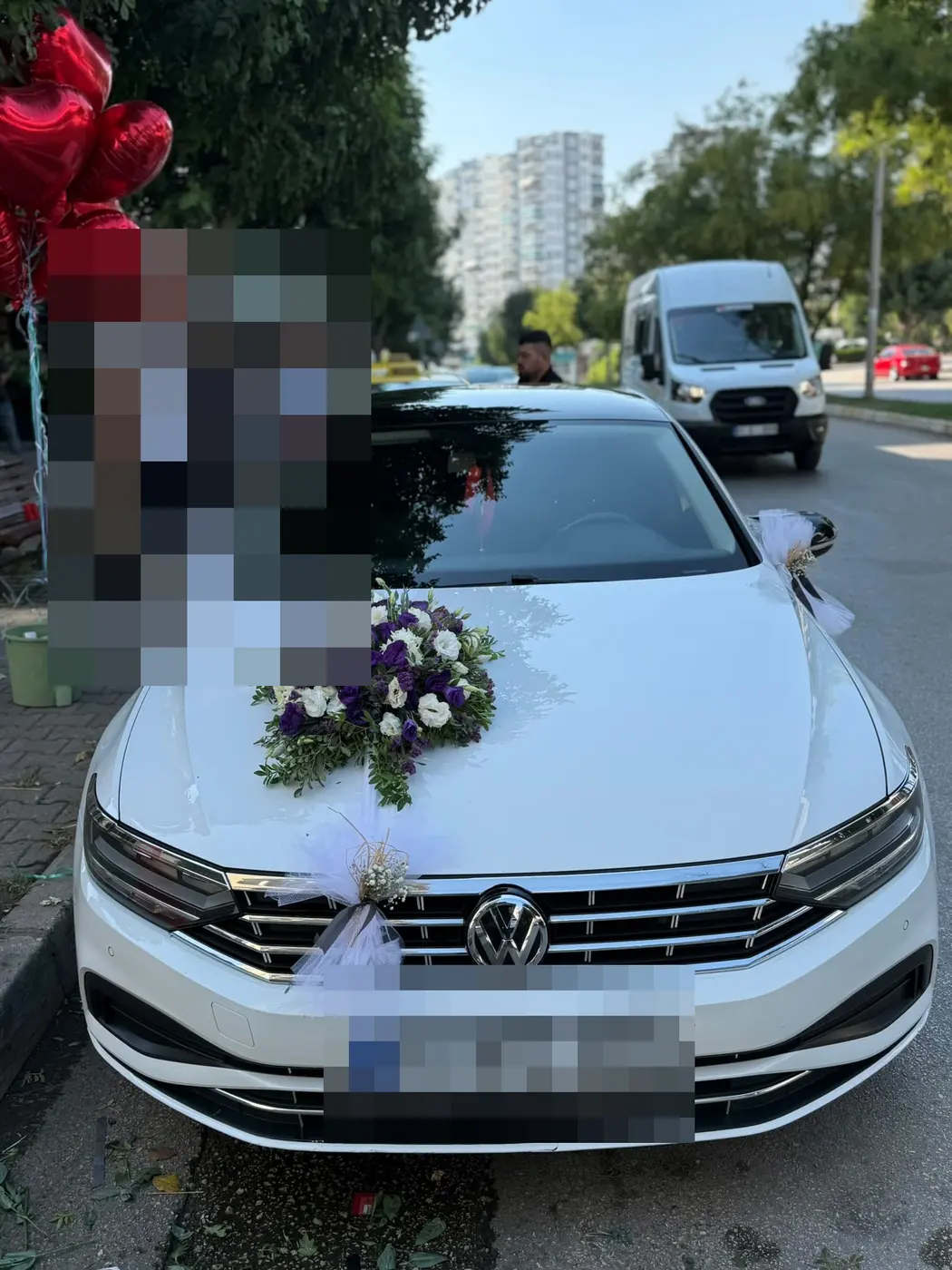 Beyaz VW aracın kaputunda mor ve beyaz çiçek buketi