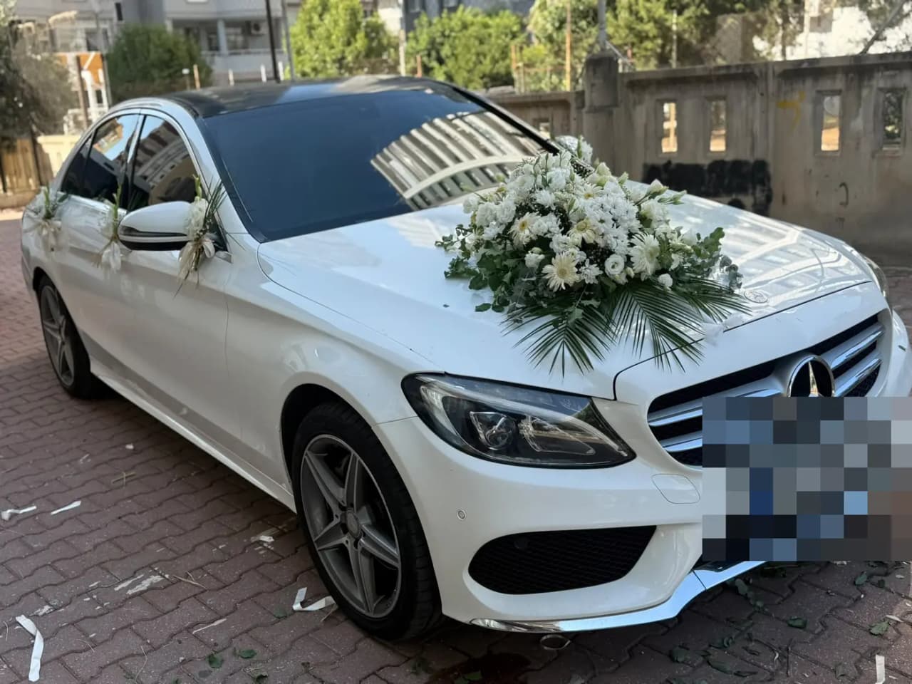 Beyaz Mercedes aracın kaputunda beyaz çiçek süslemesi