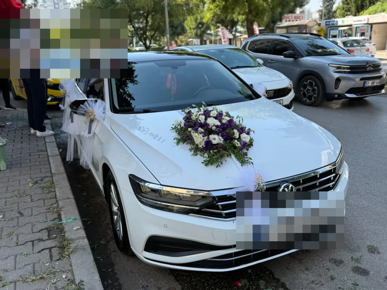 Beyaz VW aracın ön panjurunda beyaz tül fiyonklu süsleme